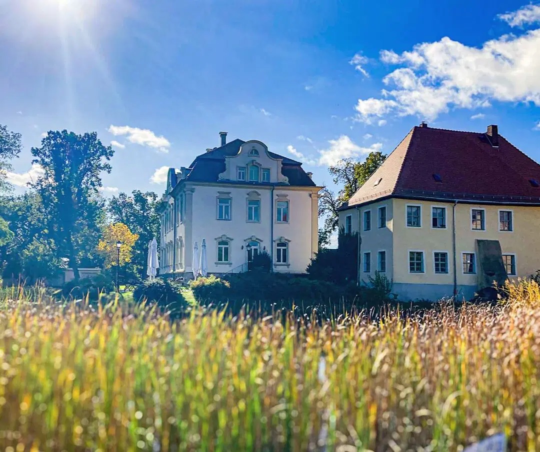 Gut Kahnsdorf im Sommerlicht