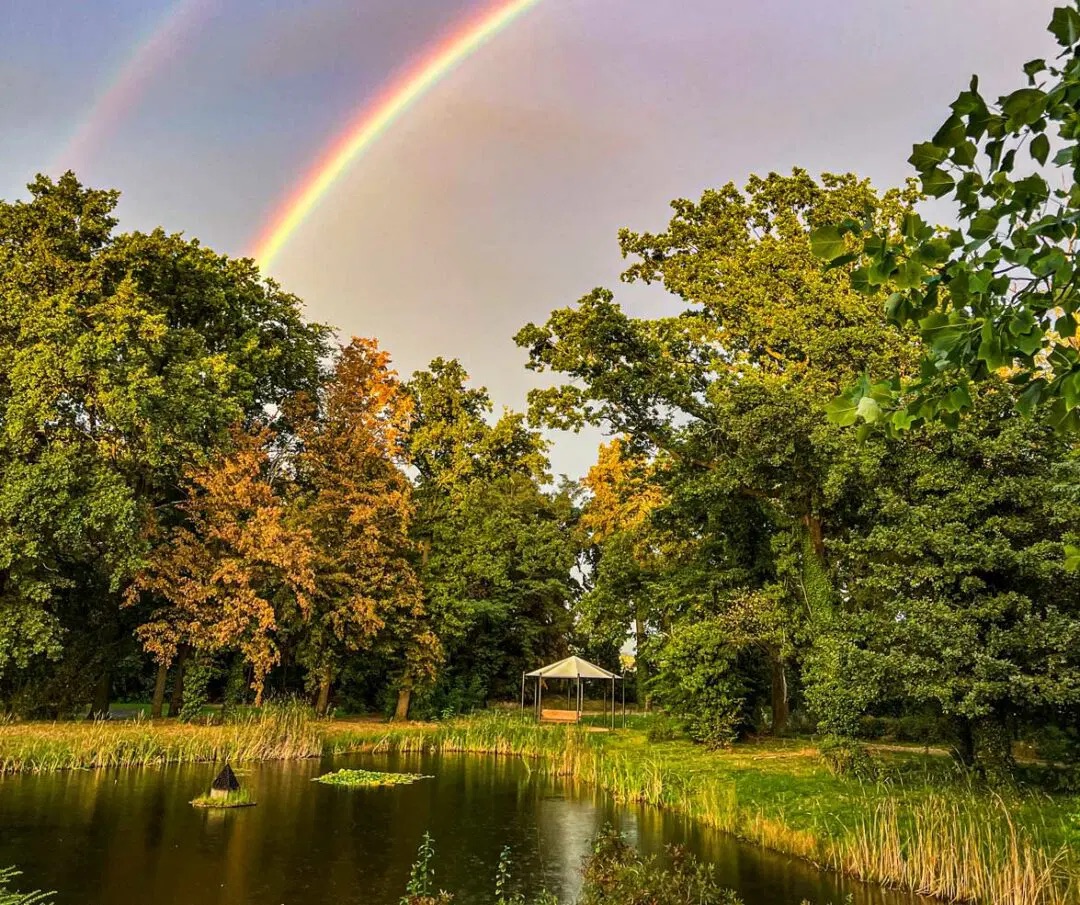 Pavillon am Teich mit Regenbogen